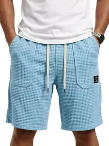 Detailansicht der hellblauen Herren-Waffelstrick-Shorts mit Kordelzug und Tasche