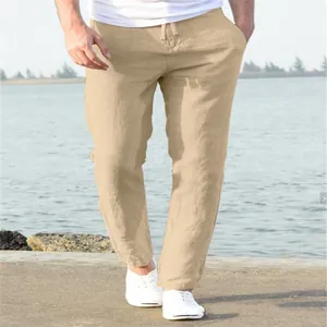 Dettaglio dei pantaloni da uomo in lino kaki con coulisse in vita e vestibilità slim