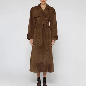 Detalle de una gabardina larga de ante marrón con doble botonadura para mujer, retro.