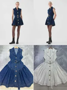 Abito in denim senza maniche con colletto a revers e cintura, versioni blu e bianco panna.