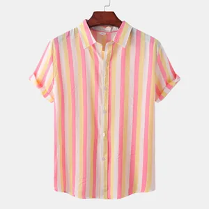Vue de face chemise de plage pour hommes à rayures verticales colorées