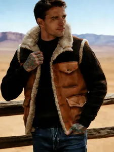 Dettaglio del gilet vintage in pelle scamosciata con tasche multiple e collo in shearling sintetico.
