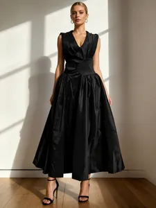 Gedetailleerd overzicht van een elegante geplooide zwarte maxi-jurk met V-hals