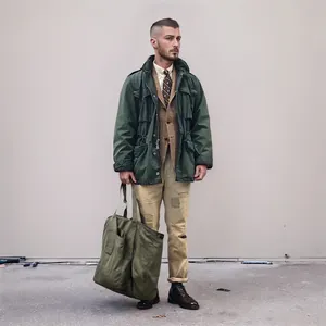 Foto profesional de una chaqueta de campo vintage verde oscuro con bolsillos para hombre