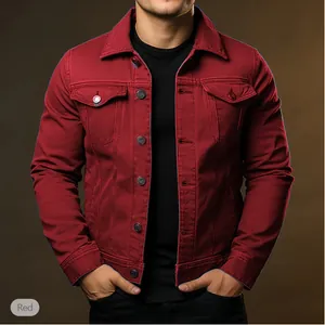 Vista frontal de chaqueta vaquera roja ajustada para hombre con bolsillos