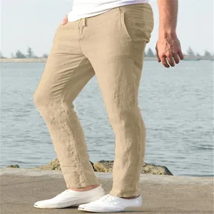 Pantaloni casual da uomo in lino con coulisse in vita in un ambiente soleggiato