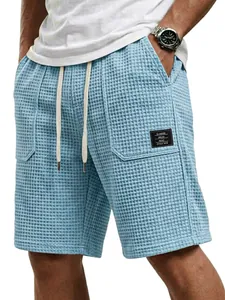 Detailansicht hellblaue Waffelstrick-Shorts für Herren mit Kordelzug und Taschendetail