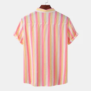 Vue arrière d'une chemise de plage à manches courtes rayée pour homme