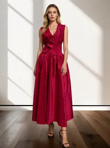 Detailweergave van elegante fuchsia geplooide maxi-jurk met V-hals en strakke taille.