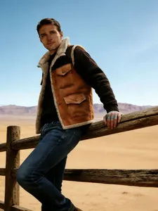 Gilet vintage in pelle scamosciata da uomo con collo in montone e tasche nel deserto