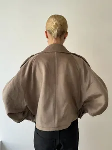 Elegante Rückansicht der braunen Retro-Kurzjacke mit voluminösen Ärmeln und Stehkragen