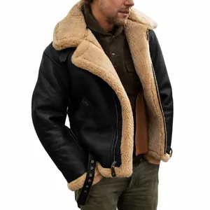 Dettaglio giacca vintage in pelle nera da uomo con calda fodera in montone e collo a rever