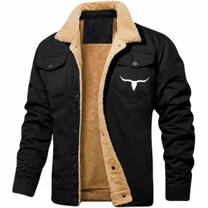 Detailansicht einer schwarzen Herren-Cargojacke mit warmem Sherpa-Futter und Stier-Logo