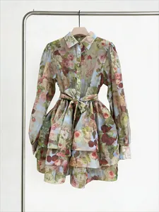 Détail de la robe fleurie romantique française avec ceinture élégante à la taille