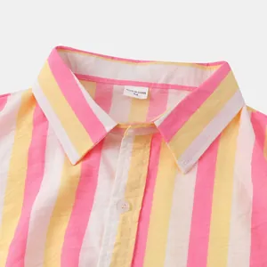 Détail du col d'une chemise de plage rayée pour hommes avec étiquette de taille M