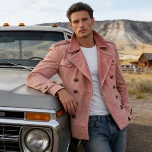 Dettaglio di una giacca da uomo vintage in camoscio rosa con stile casual e multitasche.