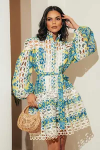 Detail des französischen Boho-Spitzenkleides mit blau-gelbem Muster und Puffärmeln.