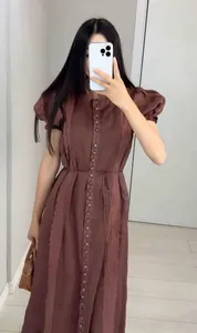 Vue frontale montrant les boutons et la dentelle sur la robe midi en lin marron style japonais