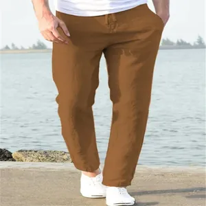 Primo piano di pantaloni casual da uomo in lino traspirante con coulisse in marrone