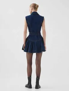 Vista posteriore di un abito in denim blu scuro senza maniche con gonna a pieghe