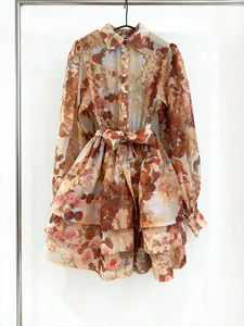 Robe élégante à imprimé floral français avec jupe à volants et lien à la taille.