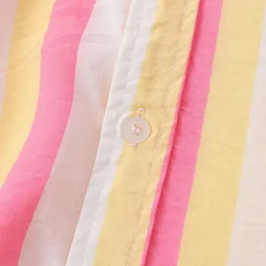 Vue détaillée macro du tissu rayé jaune et rose et du bouton d'une chemise de plage homme