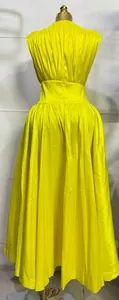 Gedetailleerd achteraanzicht van een elegante geplooide gele maxi-jurk met hoge taille