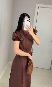 Vue détaillée d'une robe en lin marron de style japonais avec manches bouffantes et broderie