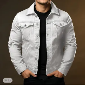Primer plano de una chaqueta vaquera blanca ajustada para hombre con cuello clásico