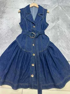 Elegante abito vintage in denim senza maniche con colletto a camicia e cintura in vita
