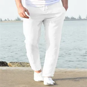 Vista dettagliata di pantaloni in lino bianco da uomo con coulisse