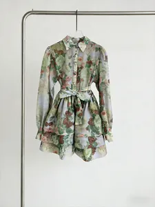 Robe imprimée florale de style français romantique avec ceinture et ourlet à volants.