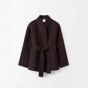 Donkerbruine wollen jas met ceintuur, elegant wikkelontwerp en merketiket.