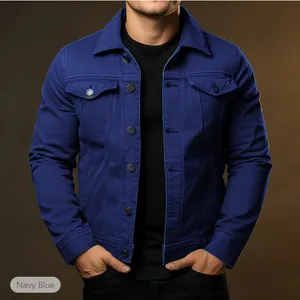 Vista detallada del cierre de botones y diseño de bolsillos en chaqueta azul para hombre