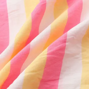 Texture détaillée du tissu respirant rayé rose jaune et blanc pour chemises de plage