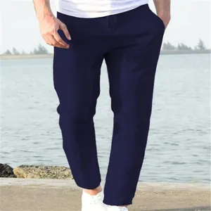 Vista completa dei pantaloni blu scuro da uomo con coulisse in ambiente marittimo