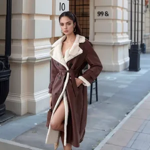 Eleganter brauner Kunstledermantel mit Schaffellfutter und Taillenband für Damen im Winter