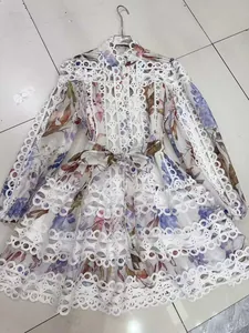 Filigranes Lochstickerei-Detail an einem französischen Boho-Kleid mit Blumenmuster