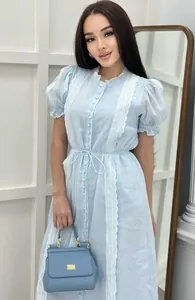 Vue détaillée d'une robe midi bleu clair à manches bouffantes et broderie dentelle