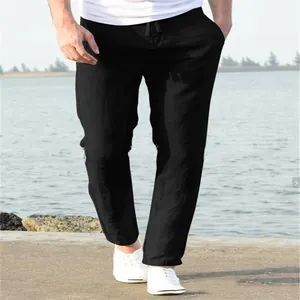 Vista dettagliata dei pantaloni casual da uomo in lino nero con coulisse all'aperto