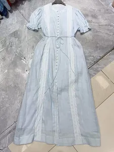 Robe longue en lin bleu clair de style japonais avec manches bouffantes et dentelle