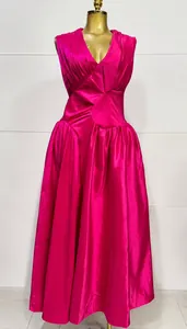 Elegante magenta maxi-jurk met V-hals, plooien en een verfijnde satijnen afwerking