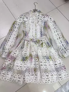 Detailansicht des französischen Bohème-Kleids mit Laternenärmeln und floraler Spitze.