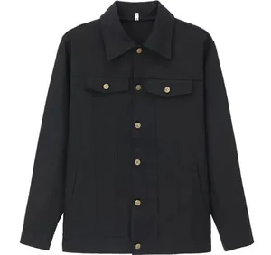 Vista frontal de una chaqueta vaquera negra para hombre, corte entallado, estilo workwear