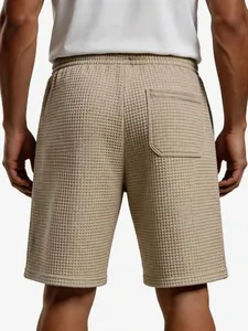 Rückansicht der atmungsaktiven khakifarbenen Waffelstrick-Shorts für Herren mit Tasche