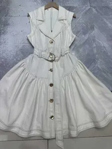 Abito in denim bianco senza maniche con colletto a camicia, cintura e bottoni oro