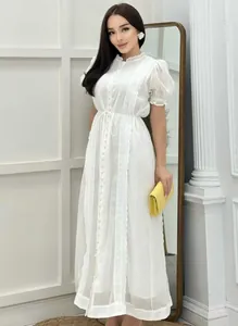 Robe mi-longue blanche élégante avec manches bouffantes et broderie en dentelle