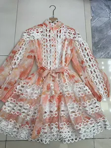 Französisches Boho-Blumenkleid mit Stehkragen, Laternenärmeln und weißen Spitzeneinsätzen.