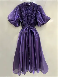 Elegante vestido largo morado con mangas abullonadas, lazo en la cintura y volantes para fiestas.