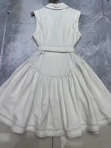 Abito in denim bianco senza maniche con eleganti cuciture a contrasto e cintura coordinata